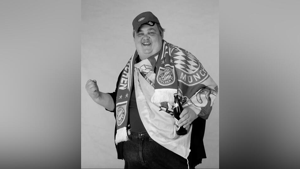 In seiner Parade-Parodie als Huaba Mane, Tragerlwart beim FC Pfatter: Kabarettist Lothar Kulzer. In seiner Parade-Parodie als Huaba Mane, Tragerlwart beim FC Pfatter: Kabarettist Lothar Kulzer.