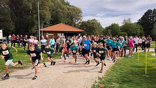 Pfarrer Johann Wutz und die Ministranten gingen beim Spendenlauf mit gutem Beispiel voran. Pfarrer Johann Wutz und die Ministranten gingen beim Spendenlauf mit gutem Beispiel voran.