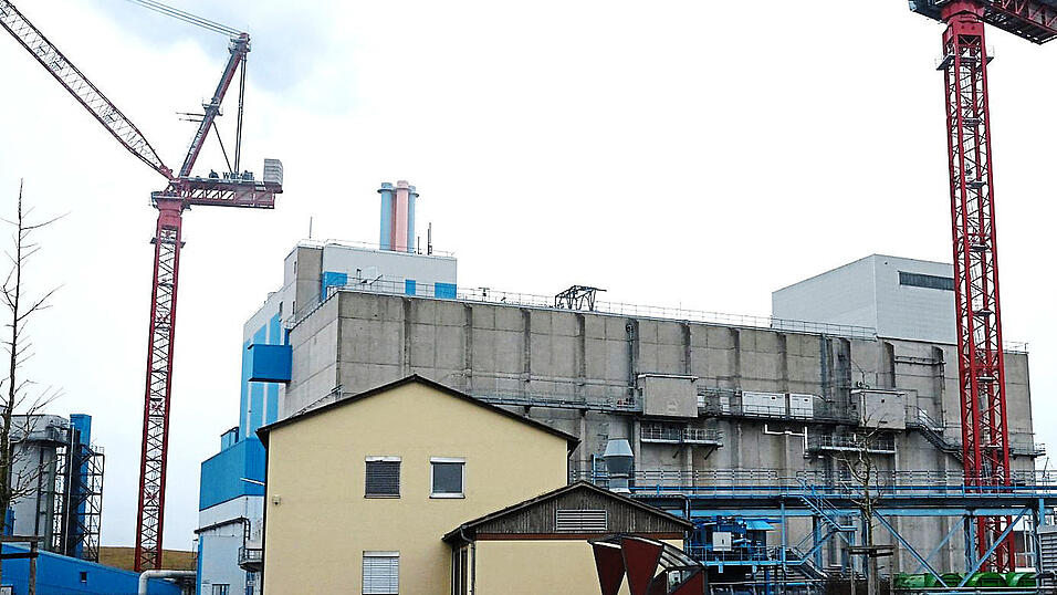 Zwei riesige Kr&auml;ne symbolisieren das Ausma&szlig; des Sanierungsprojektes &bdquo;Triph&ouml;nix&ldquo; am Schwandorfer M&uuml;llkraftwerk. Sie sind notwendig f&uuml;r den Abriss zweier Ofenlinien und den Bau neuer Anlagen.