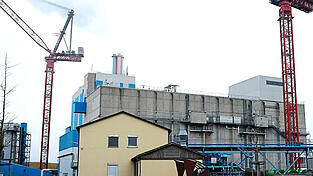 Zwei riesige Kr&auml;ne symbolisieren das Ausma&szlig; des Sanierungsprojektes &bdquo;Triph&ouml;nix&ldquo; am Schwandorfer M&uuml;llkraftwerk. Sie sind notwendig f&uuml;r den Abriss zweier Ofenlinien und den Bau neuer Anlagen.