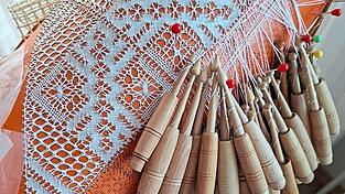 So sehen Spitzen aus, die mit Kl&ouml;ppeln gefertigt wurden.