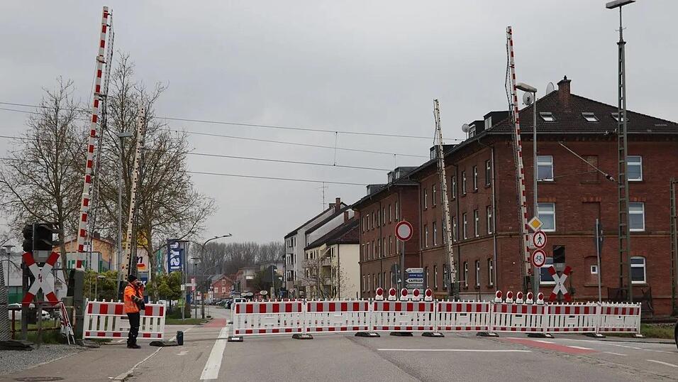 Der Bahnübergang in Landau wird wieder gesperrt. Dieses Mal allerdings nicht wie hier komplett, sondern nur halbseitig. (Symbolbild) Der Bahnübergang in Landau wird wieder gesperrt. Dieses Mal allerdings nicht wie hier komplett, sondern nur halbseitig. (Symbolbild)