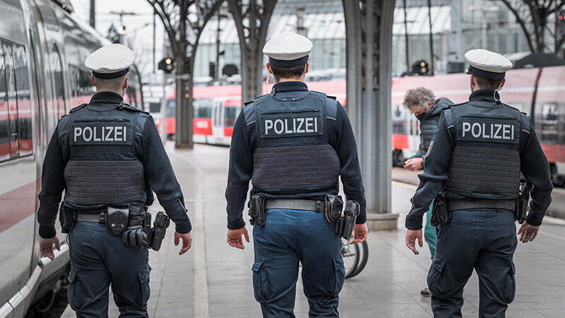 Die Polizei ist auf der Suche nach zwei T&auml;tern, die zuvor in Regensburg Jugendliche ukrainischer Herkunft attackiert hatten.