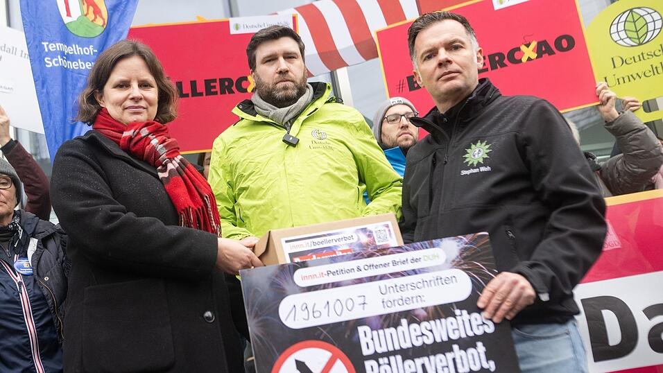 Übergabe der Petition an das Bundesinnenministerium. Übergabe der Petition an das Bundesinnenministerium.