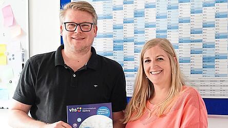 Die Vhs-Geschäftsführer Matthias Bendl und Kathrin Kollmannsberger freuen sich, wieder ein abwechslungs- und lehrreiches Kursprogramm in Mainburg anbieten zu können.