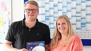 Die Vhs-Geschäftsführer Matthias Bendl und Kathrin Kollmannsberger freuen sich, wieder ein abwechslungs- und lehrreiches Kursprogramm in Mainburg anbieten zu können.