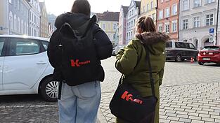 Johanna (l.) und Elena beraten Sexarbeitende in Landshut.