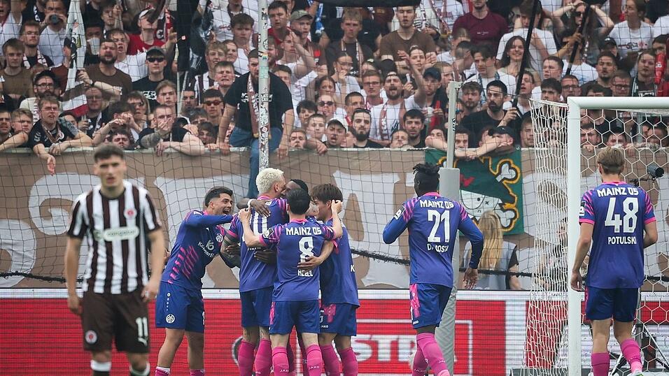Die Mainzer bejubeln den Treffer zum 1:0 in Hamburg.
