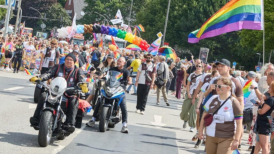Im Demonstrationszug zum Christopher Street Day in Hamburg fahren nicht nur 60 Lastwagen, sondern auch mehrere Biker.