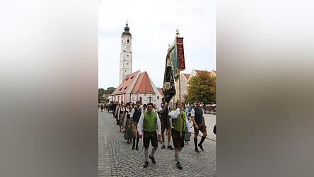 Die Gauvorstandschaft Dorfen zusammen mit den Nachbarsgauen f&uuml;hrten den Festzug an.