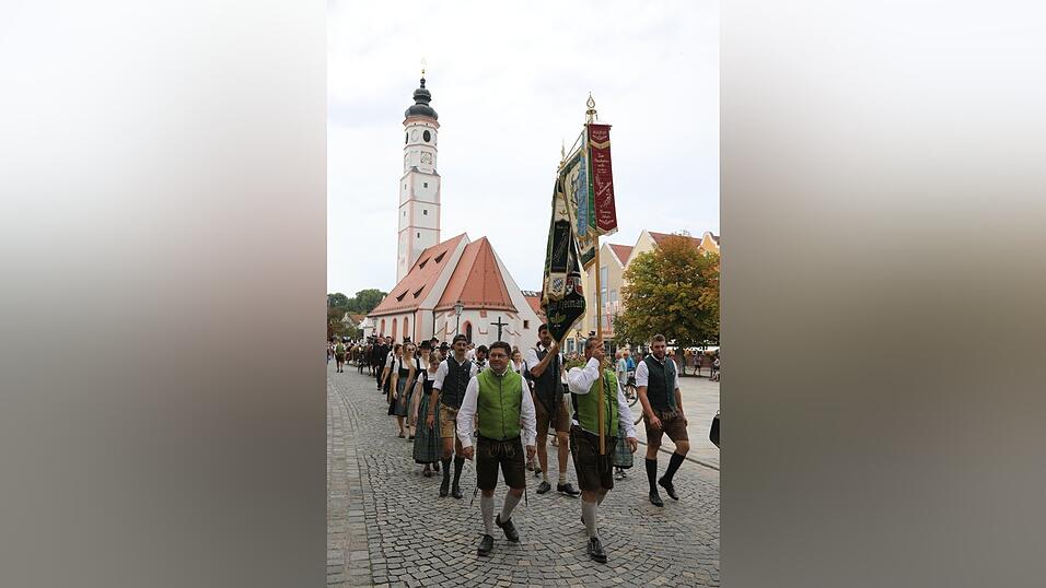Die Gauvorstandschaft Dorfen zusammen mit den Nachbarsgauen führten den Festzug an. Die Gauvorstandschaft Dorfen zusammen mit den Nachbarsgauen führten den Festzug an.