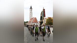 Die Gauvorstandschaft Dorfen zusammen mit den Nachbarsgauen f&uuml;hrten den Festzug an.