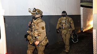 SEK-Beamte waren am Donnerstagabend in Hagen im Einsatz. SEK-Beamte waren am Donnerstagabend in Hagen im Einsatz.