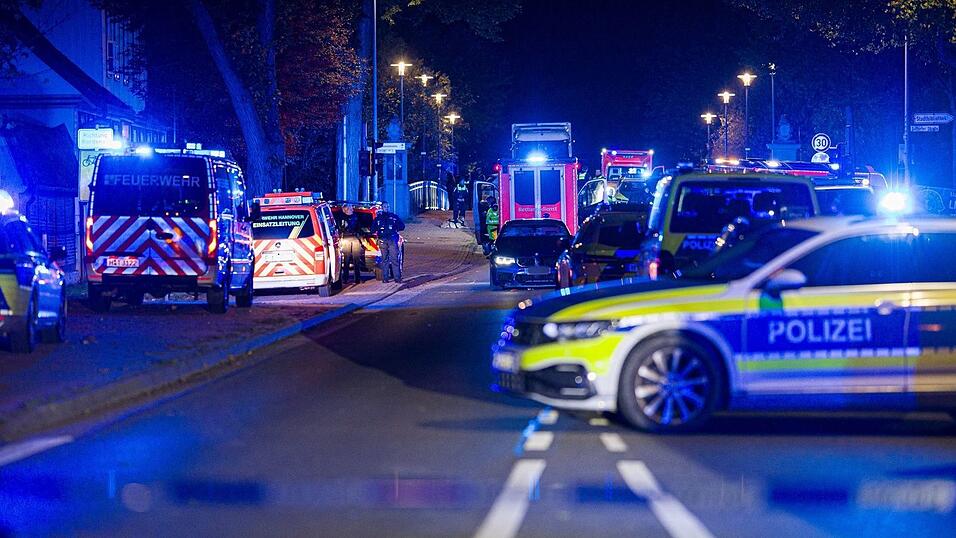 Nach dem Auto-Angriff auf eine Menschengruppe waren Polizei, Feuerwehr und Rettungsdienst im Einsatz.