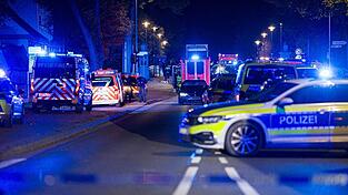Nach dem Auto-Angriff auf eine Menschengruppe waren Polizei, Feuerwehr und Rettungsdienst im Einsatz. Nach dem Auto-Angriff auf eine Menschengruppe waren Polizei, Feuerwehr und Rettungsdienst im Einsatz.
