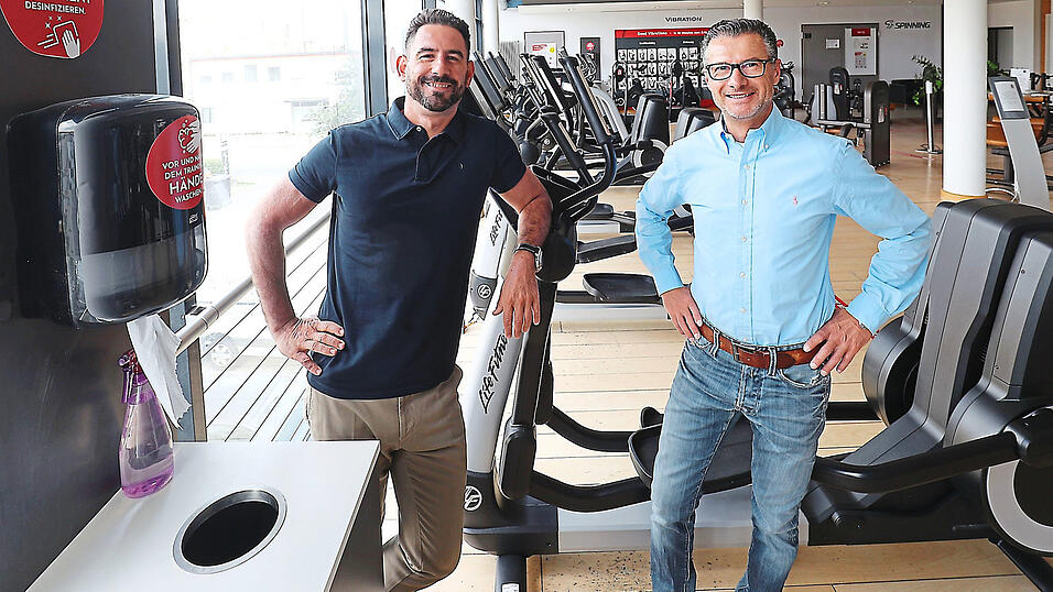 Gregor Neumeier (links) und Horst Lippert betreiben gemeinsam das 'Clever fit' und das 'Clever fit premium' in Landshut. Sie sind froh, nach der dreimonatigen Zwangspause endlich wieder öffnen zu dürfen. Gregor Neumeier (links) und Horst Lippert betreiben gemeinsam das 'Clever fit' und das 'Clever fit premium' in Landshut. Sie sind froh, nach der dreimonatigen Zwangspause endlich wieder öffnen zu dürfen.
