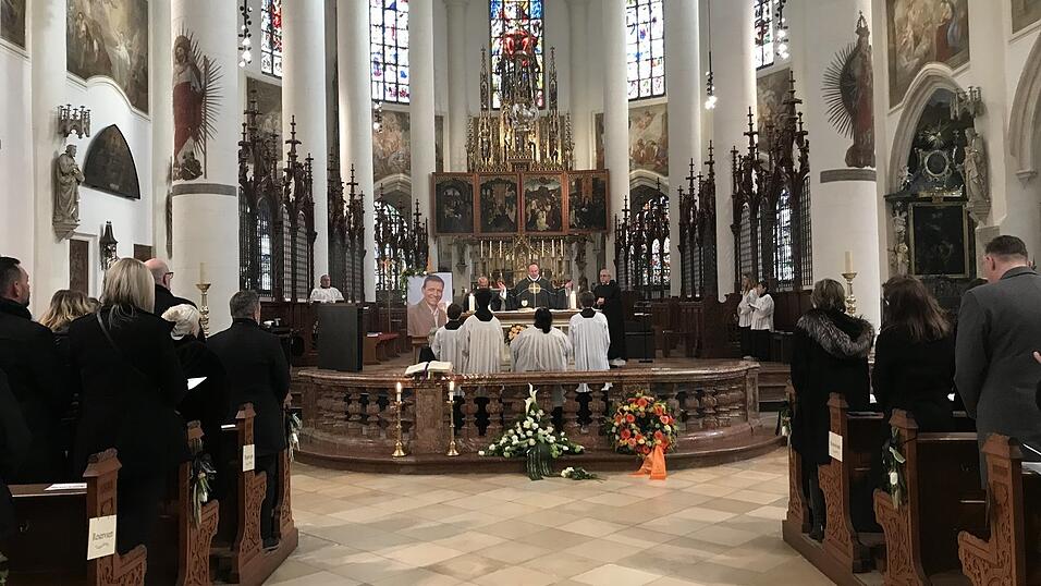 Die Basilika St. Jakob war beim Trauergottesdienst für Christoph Kämpf voll besetzt. Pater Martin feierte zusammen mit Dekan Johannes Plank und Pater Prior Sunny von den Karmeliten die Eucharistie. Die Basilika St. Jakob war beim Trauergottesdienst für Christoph Kämpf voll besetzt. Pater Martin feierte zusammen mit Dekan Johannes Plank und Pater Prior Sunny von den Karmeliten die Eucharistie.