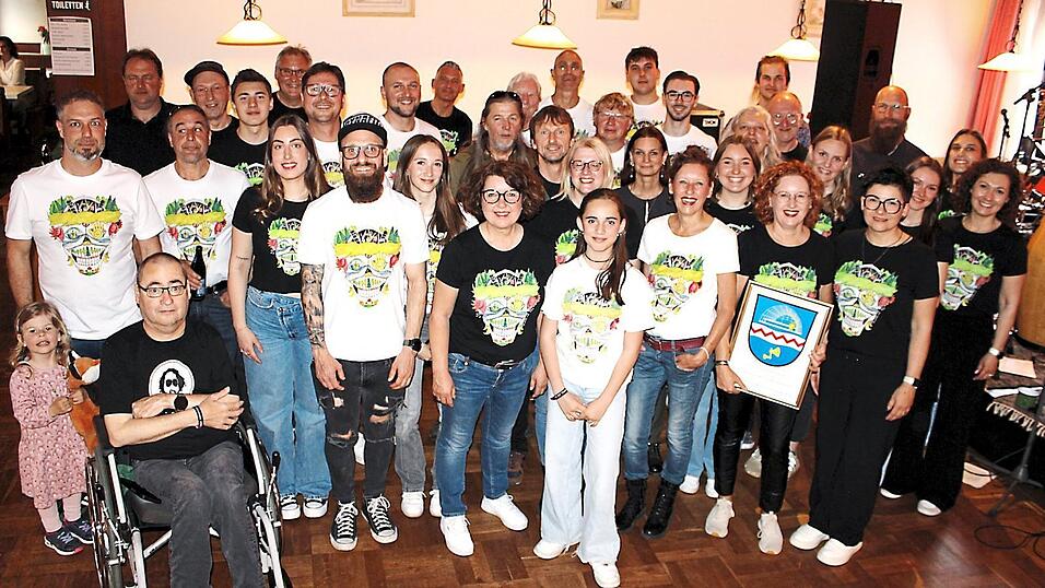 Freuen sich &uuml;ber das Jubil&auml;um und die Erfolge: die Mitglieder des Musik- und Kulturvereins P&ouml;sing (MUK).