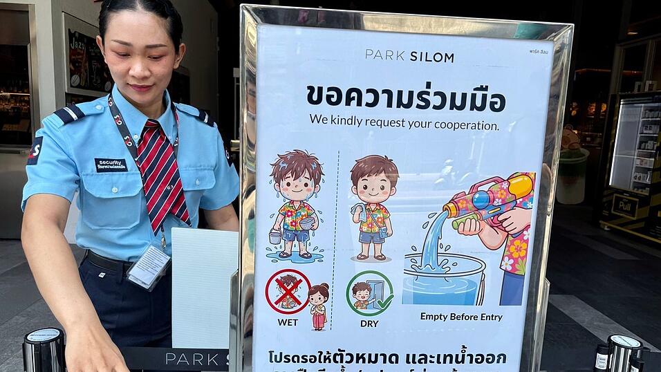 Spa&szlig; ja - aber mit Regeln: Vor dem Betreten einiger Geb&auml;ude m&uuml;ssen die Wasserpistolen ausgeleert werden.