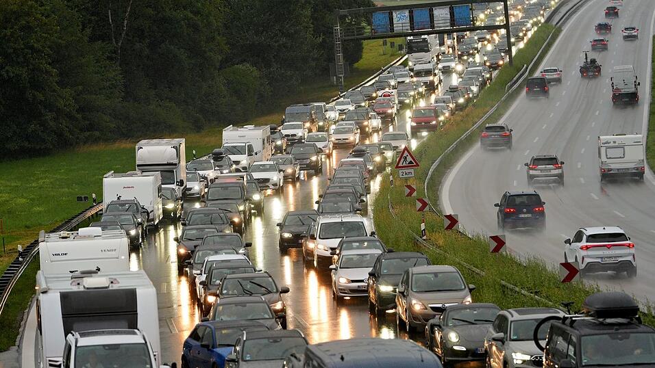 Stau auf der A8: W&auml;hrend der Unfallaufnahme blieb die Autobahn zeitweise gesperrt. (Symbolbild)