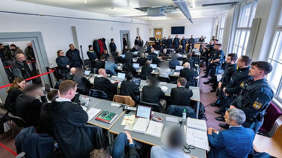 Vor dem Landgericht Regensburg ist das Mammutverfahren mit ursprünglich elf Beschuldigten nach ziemlich genau einem Jahr zu Ende gegangen. (Archivbild) Vor dem Landgericht Regensburg ist das Mammutverfahren mit ursprünglich elf Beschuldigten nach ziemlich genau einem Jahr zu Ende gegangen. (Archivbild)