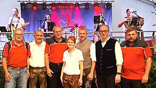 Der langjährige Übungsleiter Wolfgang Eckl, Schatzmeister Gerhard Richter, Übungsleiter Gerhard Aschenbrenner, Schriftführerin Bettina Schwarz, Bürgermeister Gerhard Mühlbauer, Präsident Martin Behringer (MdL) und ASV-Vorsitzender Michael Kraus Der langjährige Übungsleiter Wolfgang Eckl, Schatzmeister Gerhard Richter, Übungsleiter Gerhard Aschenbrenner, Schriftführerin Bettina Schwarz, Bürgermeister Gerhard Mühlbauer, Präsident Martin Behringer (MdL) und ASV-Vorsitzender Michael Kraus