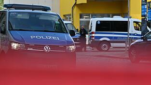 Die Polizei sperrte den Bereich ab. Die Polizei sperrte den Bereich ab.