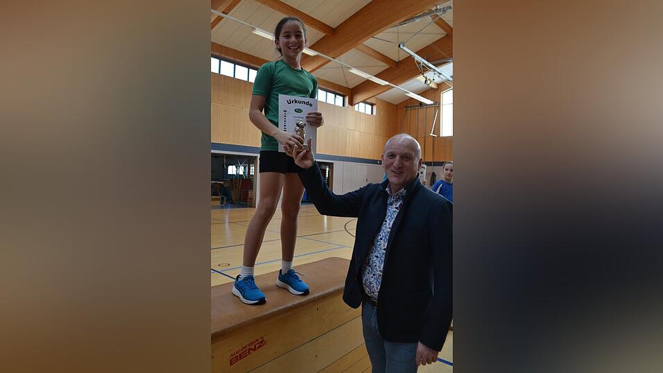 Freute sich, wie schon im Vorjahr &uuml;ber ihren Sieg in der AK W 10: Nina Dollinger.