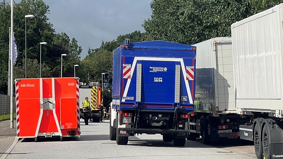 Die Bergungsarbeiten dauern mehrere Stunden nach dem Unfall in einem Kieler Gewerbegebiet an. Die Bergungsarbeiten dauern mehrere Stunden nach dem Unfall in einem Kieler Gewerbegebiet an.