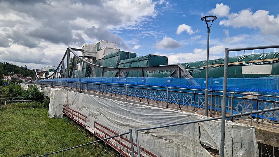 Jetzt ist es offiziell: Die Landauer Isarbrücke wird, wie vom Landauer Bauausschuss empfohlen, während der Sommerferien auch wieder für Fußgänger und Radfahrer dichtgemacht. Jetzt ist es offiziell: Die Landauer Isarbrücke wird, wie vom Landauer Bauausschuss empfohlen, während der Sommerferien auch wieder für Fußgänger und Radfahrer dichtgemacht.