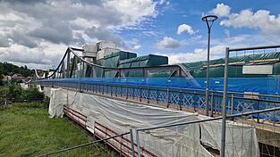Jetzt ist es offiziell: Die Landauer Isarbrücke wird, wie vom Landauer Bauausschuss empfohlen, während der Sommerferien auch wieder für Fußgänger und Radfahrer dichtgemacht. Jetzt ist es offiziell: Die Landauer Isarbrücke wird, wie vom Landauer Bauausschuss empfohlen, während der Sommerferien auch wieder für Fußgänger und Radfahrer dichtgemacht.