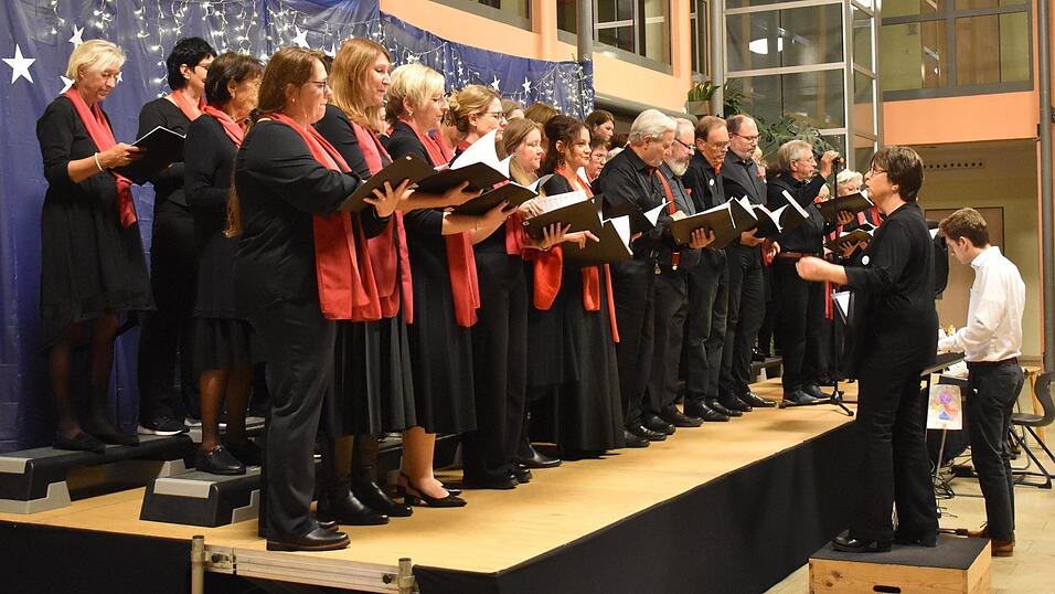 Unter Leitung von Maria Kollmer: der Erwachsenenchor der Liedertafel, rechts am Klavier Franz Forster. Unter Leitung von Maria Kollmer: der Erwachsenenchor der Liedertafel, rechts am Klavier Franz Forster.