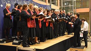 Unter Leitung von Maria Kollmer: der Erwachsenenchor der Liedertafel, rechts am Klavier Franz Forster. Unter Leitung von Maria Kollmer: der Erwachsenenchor der Liedertafel, rechts am Klavier Franz Forster.