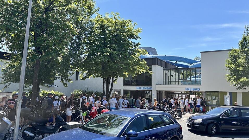 Seit Tagen sehnen sich B&uuml;rger nach einer Abk&uuml;hlung, wie hier am Samstag vor dem Aquatherm.