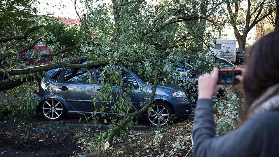 Schaulustige blockieren an Unfallstellen immer wieder die Retter - und gefährden das Leben der Opfer. Was tun? Die Politik will nun Gesetze verschärfen. Schaulustige blockieren an Unfallstellen immer wieder die Retter - und gefährden das Leben der Opfer. Was tun? Die Politik will nun Gesetze verschärfen.