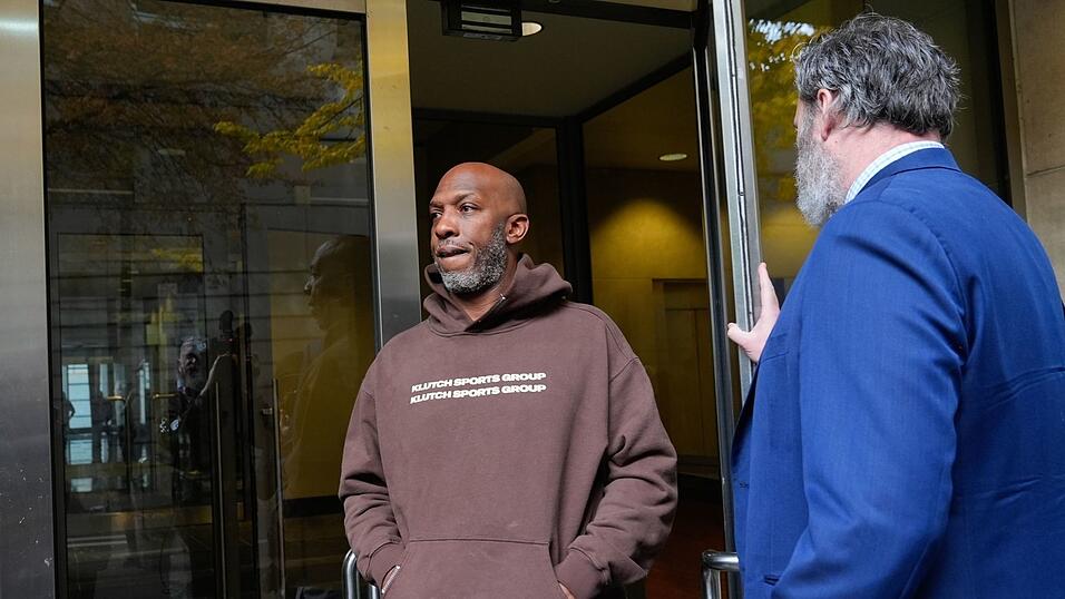 NBA-Trainer Chauncey Billups wurde im Zuge von Vorwürfen wegen illegalen Pokerns festgenommen. NBA-Trainer Chauncey Billups wurde im Zuge von Vorwürfen wegen illegalen Pokerns festgenommen.