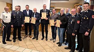 Feuerwehrf&uuml;hrungskr&auml;fte bekundeten die Wichtigkeit treuer Mitglieder und verbanden damit die Gratulation an die geehrten Feuerwehrleute.