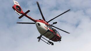 Mit einem Hubschrauber wird der schwer verletzte Mann in eine Klink geflogen.