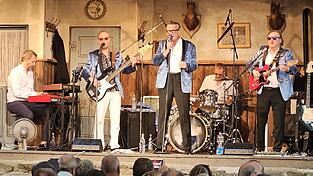 Live und mit viel Leidenschaft gespielt: &bdquo;The Dreamlovers&ldquo; bringen den Rock&rsquo;n&rsquo;Roll-Sound der 1950er- und 60er-Jahre zur&uuml;ck auf den Neuhauser Burgberg.