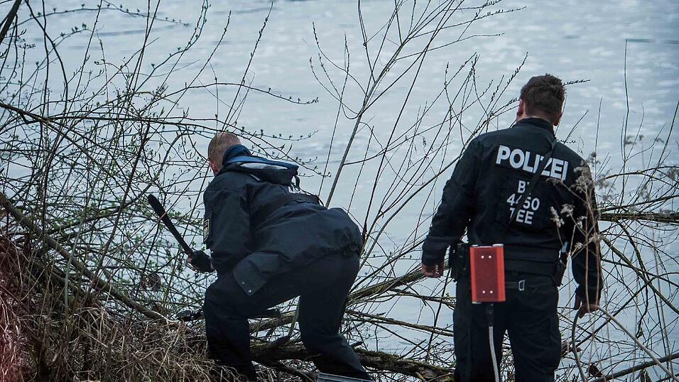 Polizeitaucher suchen am Freitagvormittag in der Donau nach der seit Sonntag vermissten Malina Klaar. An dieser Stelle hatten die Leichenspürhunde am Donnerstag angeschlagen. Polizeitaucher suchen am Freitagvormittag in der Donau nach der seit Sonntag vermissten Malina Klaar. An dieser Stelle hatten die Leichenspürhunde am Donnerstag angeschlagen.