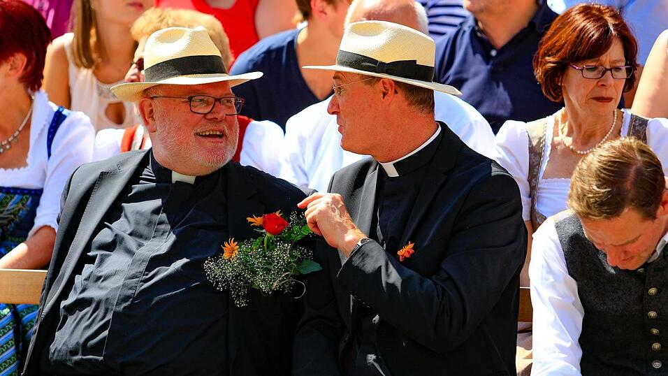 2017: Reinhard Kardinal Marx (li.), Erzbischof von München und Freising, und Stiftsprobst Franz-Josef Baur (re.), Stadtkirche Landshut. 2017: Reinhard Kardinal Marx (li.), Erzbischof von München und Freising, und Stiftsprobst Franz-Josef Baur (re.), Stadtkirche Landshut.
