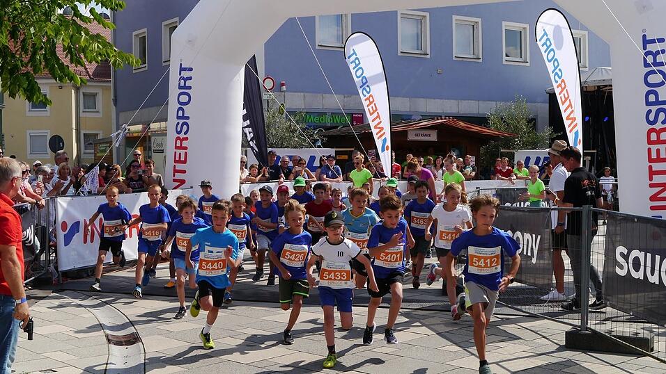 Und los geht's: Der Start des Kinderlaufs. Die M&auml;dchen und Buben rannten 900 Meter.