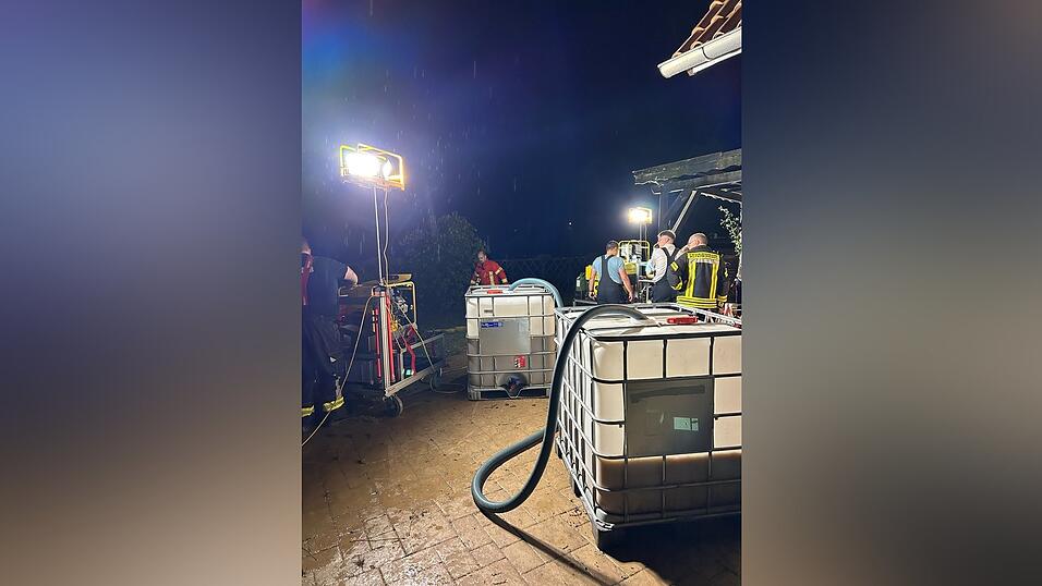 In Tegernbach hatte es die Feuerwehr auch mit ausgetretenem Heizöl zu tun.