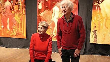 Lukas Kandl mit seiner Françoise beim Aufbau der Ausstellung.
