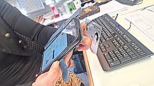 Für diejenigen, die sich nicht oder nur wenig bewegen wollen, ist die Bestellung mit Krankenkassen-Karte und Smartphone ganz bequem. Nur was ist, wenn es die Apotheken vor Ort nicht mehr gibt?