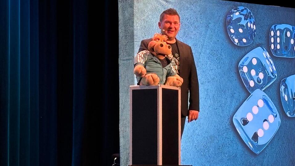 Sebastian Reich und Amanda auf der B&uuml;hne der Chamer Stadthalle.