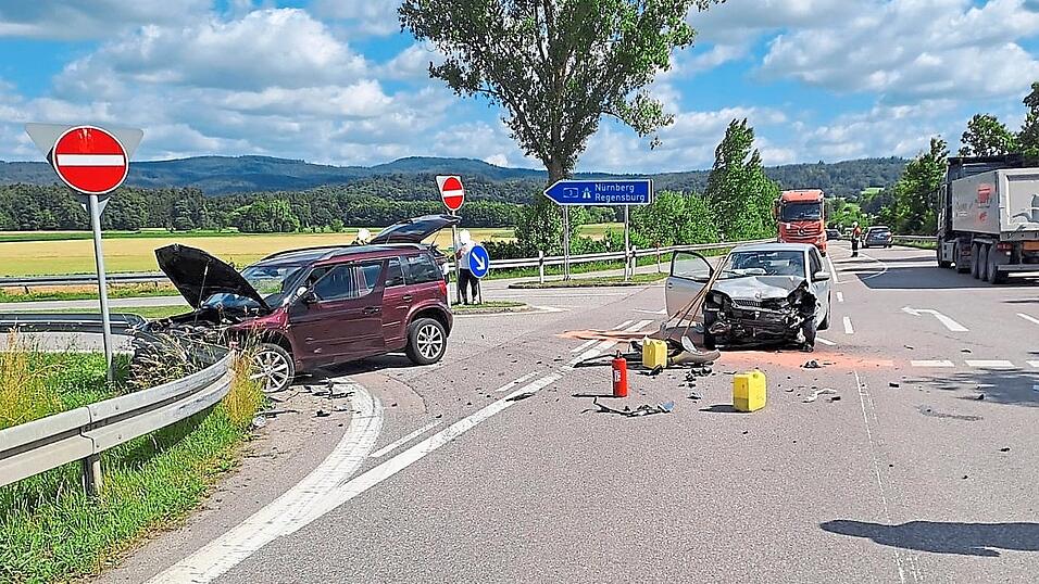 Die Autos mussten abgeschleppt werden. Die Autos mussten abgeschleppt werden.