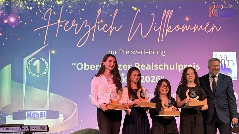 Magdalena Bachl (M.) mit den anderen Preistr&auml;gern der Kategorie Soziales Engagement und Andreas Hoffmann, dem Ministerialbeauftragten der Realschulen in der Oberpfalz