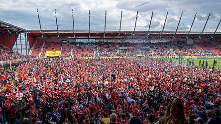 Der Cottbusser Anhang feiert den Aufstieg in die 2. Bundesliga. Der Cottbusser Anhang feiert den Aufstieg in die 2. Bundesliga.
