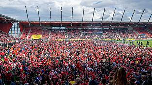 Der Cottbusser Anhang feiert den Aufstieg in die 2. Bundesliga.